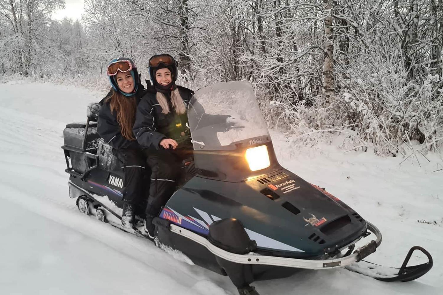 Nordic Exclusive: Arktisk morro med snøscooter med Aurora Husky